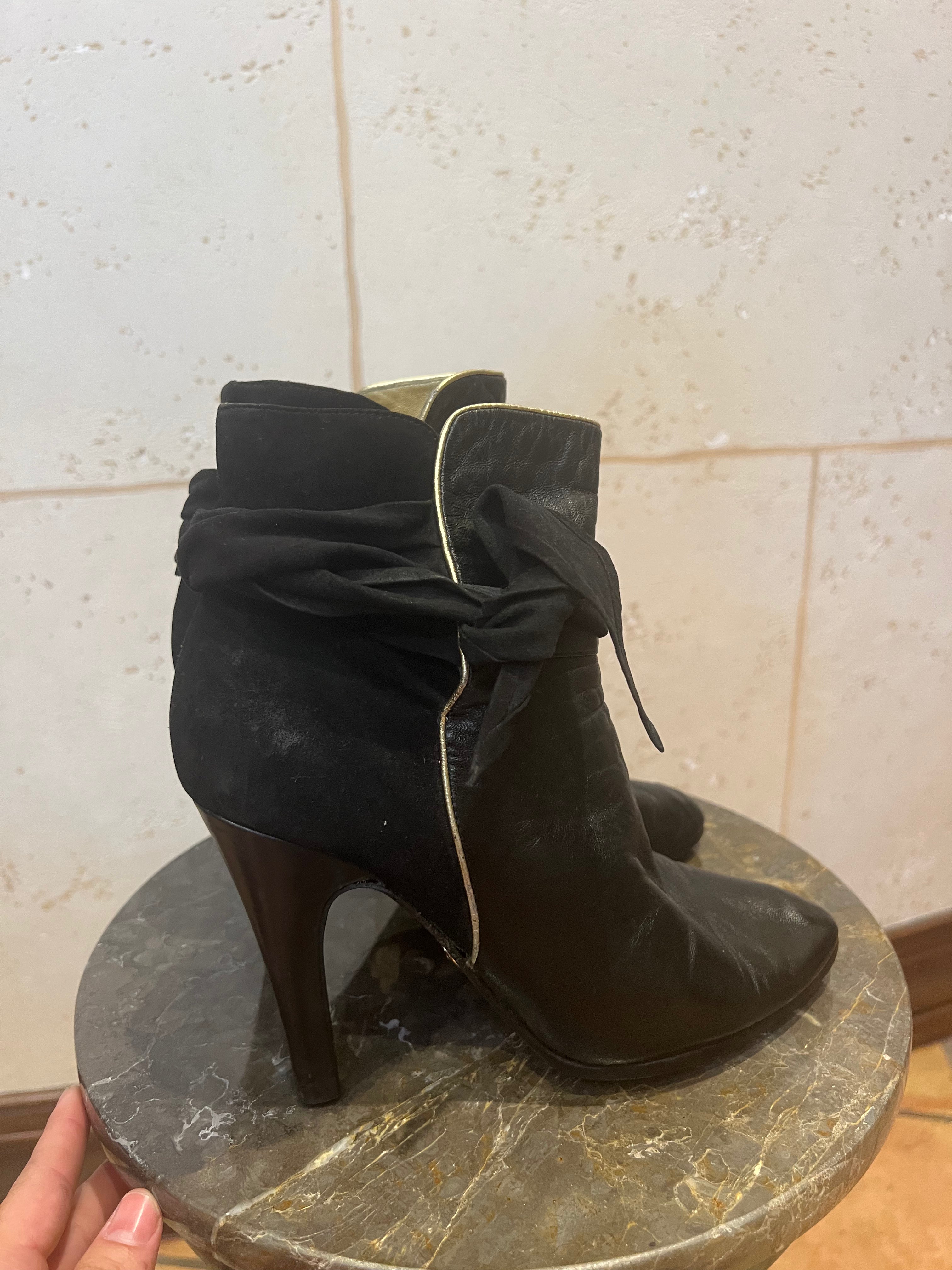BETSEY JOHNSON Booties