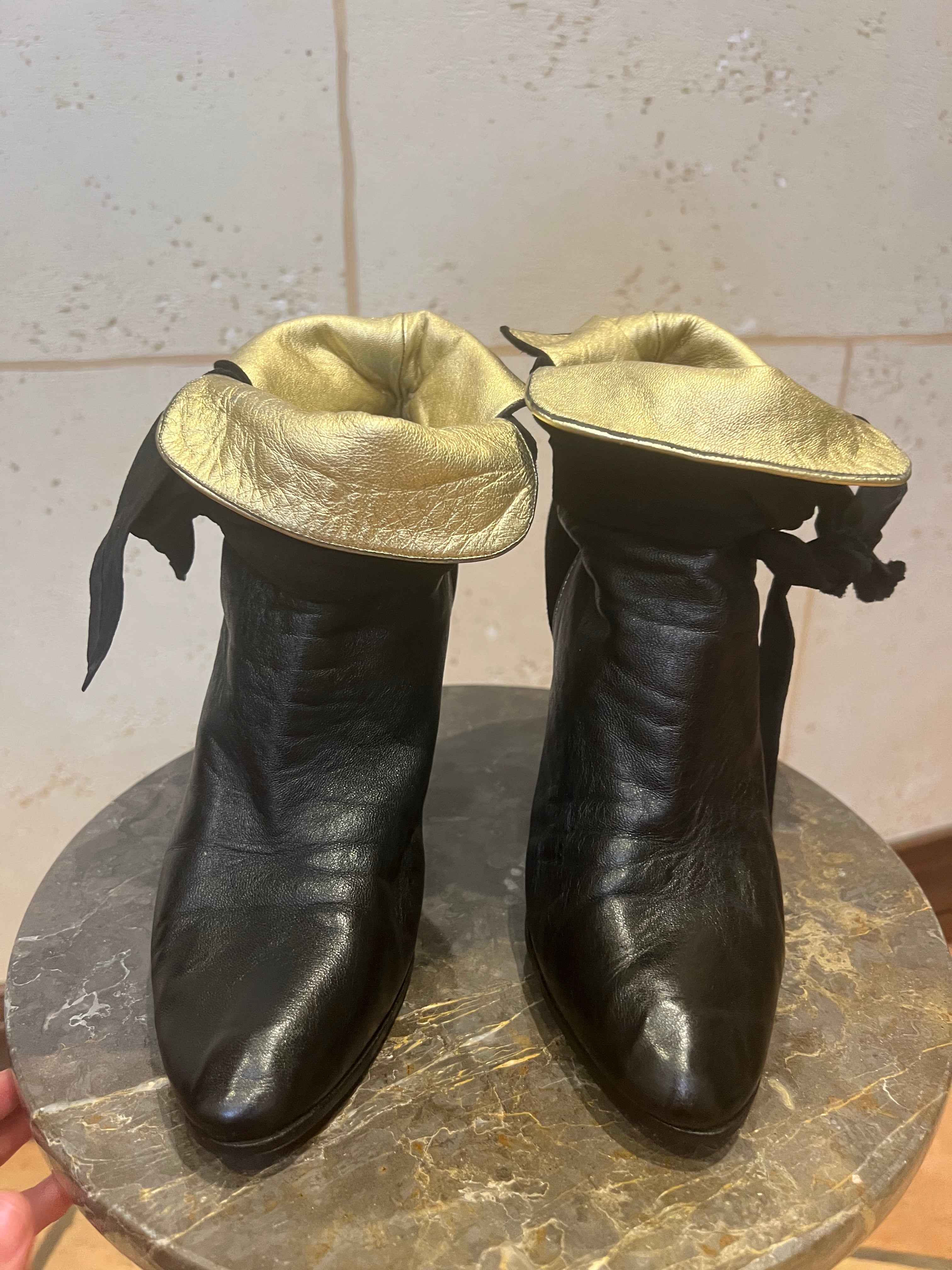 BETSEY JOHNSON Booties