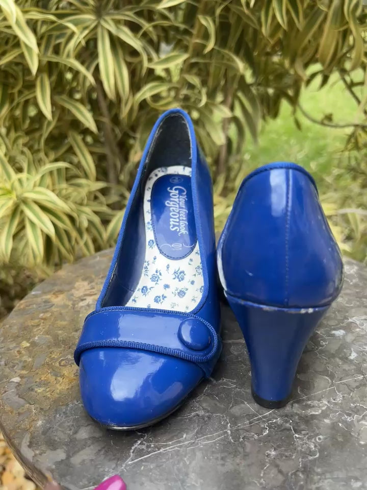 vintage-inspired blue pumps